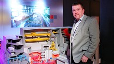 Manažer Martin Uhlíř se účastní jednání se zahraničními firmami, které se... Manažer Martin Uhlíř se účastní jednání se zahraničními firmami, které se...