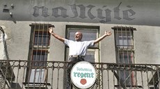 U této fotografie příznivci hostinského Kalivody na internetu napsali: Papež... U této fotografie příznivci hostinského Kalivody na internetu napsali: Papež...