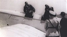 Josef Koukal na zadním sedadle pi pedvádní letounu v Chocni.