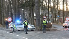 Ob silnice podle areálu strojíren u Poliky byly kvli riziku dalích výbuch...