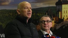 Misionář Petr Jašek (vlevo) a ministr Lubomír Zaorálek na tiskové konferenci po... Misionář Petr Jašek (vlevo) a ministr Lubomír Zaorálek na tiskové konferenci po...