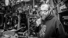 Brněnský vetešník Jiří Effenberger je vášnivým sběratelem filmových plakátů z... Brněnský vetešník Jiří Effenberger je vášnivým sběratelem filmových plakátů z...