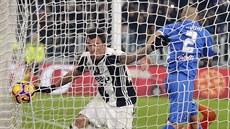 V BRÁN. Mario Manduki dotlail v utkání italské ligy mezi Juventusem a...