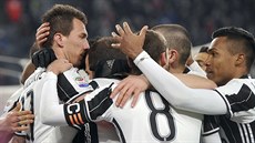 Hrái Juventusu se radují ze vsteleného gólu v utkání s Empoli.