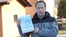 Petr Sikora z Třince ukazuje fakturu od společnosti ČEZ. Petr Sikora z Třince ukazuje fakturu od společnosti ČEZ.