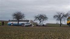 Dv auta se srazila u Netchovic v míst, kde stál autobus, který ásten sjel...