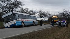 Dv auta se srazila u Netchovic v míst, kde stál autobus, který ásten sjel...