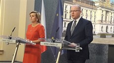 Premiér Bohuslav Sobotka a šéfka Asociace krajů Jana Vildumetzová Premiér Bohuslav Sobotka a šéfka Asociace krajů Jana Vildumetzová