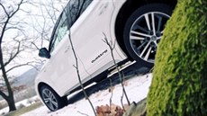 Audi Q5 dostala elegantní sportovní linky. Dvacetipalcová kola jsou za...
