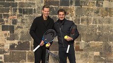 Federer hrál tenis na Vltav, balon odehrál i mezi nohama