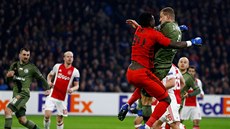 Branká Ajaxu Andre Onana v souboji s obráncem Maciejem Dabrowskim z Legie...