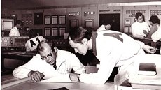 František Hezoučký (vepředu vpravo) na velínu elektrárny A-1. Všimněte si, co... František Hezoučký (vepředu vpravo) na velínu elektrárny A-1. Všimněte si, co...