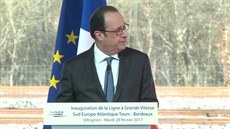 Franois Hollande peruuje svj projev ve chvíli, kdy se ozval výstel