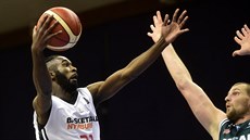 Howard Sant-Roos z Nymburka zakončuje, brání ho Tau Lydeka ze Sassari. Howard Sant-Roos z Nymburka zakončuje, brání ho Tau Lydeka ze Sassari.