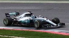 Valtteri Bottas pi pedstavování monopostu Mercedes pro sezonu 2017 ve formuli...