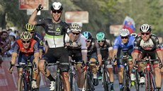 Mark Cavendish vítězí v první etapě závodu Kolem Abú Zabí. Mark Cavendish vítězí v první etapě závodu Kolem Abú Zabí.