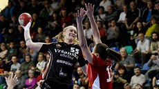 Petra Rková z Mostu pálí v utkání proti Slavii.