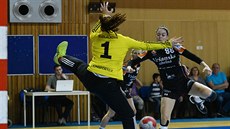 Dominika Zachová z Mostu pekonává brankáku Slavie Petru Kudlákovou.