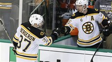 Patrice Bergeron a David Krejí slaví gól Bostonu.