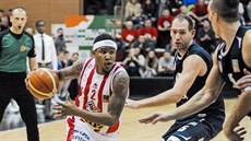 Pardubický křídelník Dominez Burnett (s míčem) obíhá děčínské obránce Jakuba... Pardubický křídelník Dominez Burnett (s míčem) obíhá děčínské obránce Jakuba...