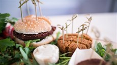 Pochutiny ve vegetariánském řeznictví jsou věrnou napodobeninou masových... Pochutiny ve vegetariánském řeznictví jsou věrnou napodobeninou masových...