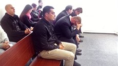 Obžalovaní před soudem (v první řadě zleva) Martin Otýs a vedle něj skloněný... Obžalovaní před soudem (v první řadě zleva) Martin Otýs a vedle něj skloněný...