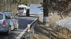 Provoz na silnici, která vede po hrázi Černého rybníka u Babylonu. Denně tudy... Provoz na silnici, která vede po hrázi Černého rybníka u Babylonu. Denně tudy...