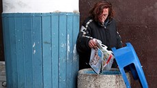 Žena bez domova na chebském nádraží. Žena bez domova na chebském nádraží.