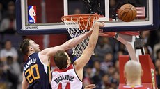 Gordon Hayward (vlevo) z Utahu brání Bojana Bogdanoviče z Washingtonu. Gordon Hayward (vlevo) z Utahu brání Bojana Bogdanoviče z Washingtonu.