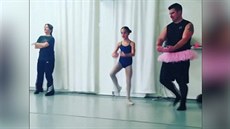 Tatínkové se přidali k dcerám na hodinu baletu Tatínkové se přidali k dcerám na hodinu baletu
