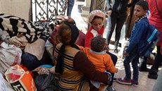 Z egyptského msta Arí na severní Sinaji utíkají desítky rodin koptských...