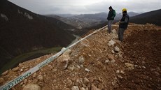 Technici zkoumají škody, které způsobil rozsáhlý sesuv z povrchového dolu... Technici zkoumají škody, které způsobil rozsáhlý sesuv z povrchového dolu...