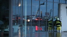 Po vydatném dešti zaplavila na okraji Olomouce voda z polí budovu autosalonu.... Po vydatném dešti zaplavila na okraji Olomouce voda z polí budovu autosalonu....