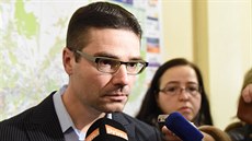 Ředitel základní školy v Tršicích na Olomoucku Jaromír Vachutka u okresního... Ředitel základní školy v Tršicích na Olomoucku Jaromír Vachutka u okresního...
