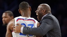 LeBron James (vlevo) a Magic Johnson se dobře baví během Utkání hvězd NBA. LeBron James (vlevo) a Magic Johnson se dobře baví během Utkání hvězd NBA.