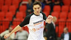 Nymburský doyen Jiří Welsch se rozcvičuje před zápasem. Nymburský doyen Jiří Welsch se rozcvičuje před zápasem.