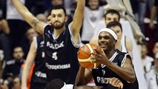 Thaddus McFadden (u míe) z PAOK Solu se u usmívá, jeho tým porazí a vyadí...