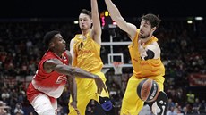 Awudu Abass (vlevo) z Olimpie Milán přihrává kolem Marcuse Erikssona... Awudu Abass (vlevo) z Olimpie Milán přihrává kolem Marcuse Erikssona...