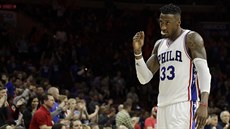 Robert Covington z Philadelphie se raduje z povedené akce v závru zápasu s...