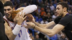 Enes Kanter (vlevo) z Oklahoma City sbalil mí ped nenechavým Larrym Nancem...