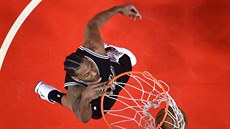 Kawhi Leonard ze San Antonia právě smečuje. Kawhi Leonard ze San Antonia právě smečuje.