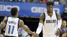 Yogi Ferrell (vlevo) blahopřeje dallaskému spoluhráči Nerlensi Noelovi ke koši. Yogi Ferrell (vlevo) blahopřeje dallaskému spoluhráči Nerlensi Noelovi ke koši.
