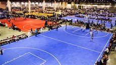 BASKETBALOVÝ OČISTEC. Celkový záběr na turnaj AAU, který se konal v nevadském... BASKETBALOVÝ OČISTEC. Celkový záběr na turnaj AAU, který se konal v nevadském...