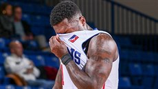 Nate Robinson si utírá obličej do dresu Delaware 87ers. Nate Robinson si utírá obličej do dresu Delaware 87ers.