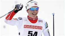 Norská hvzda Marit Björgenová slaví triumf na desetikilometrové trati...