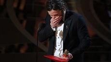 Casey Affleck pebírá Oscara za nejlepí muský herecký výkon v hlavní roli za...