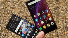 Špičkové chytré telefony jsou čím dál dražší a výrobci z nich dělají luxusní... Špičkové chytré telefony jsou čím dál dražší a výrobci z nich dělají luxusní...