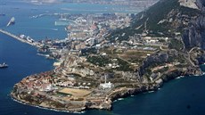 Gibraltarská skála - vepedu oblast zvaná Europa point s bílou meitou.