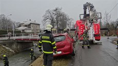 Auto kvli namrzlé silnici skonilo a v potoce Bílovka pod mostem ve Velkých...