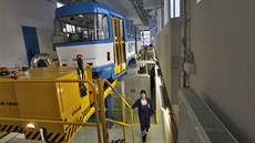 V porubském depu budou brousit tramvajová kola, aby z nich odstranili plošky,... V porubském depu budou brousit tramvajová kola, aby z nich odstranili plošky,...